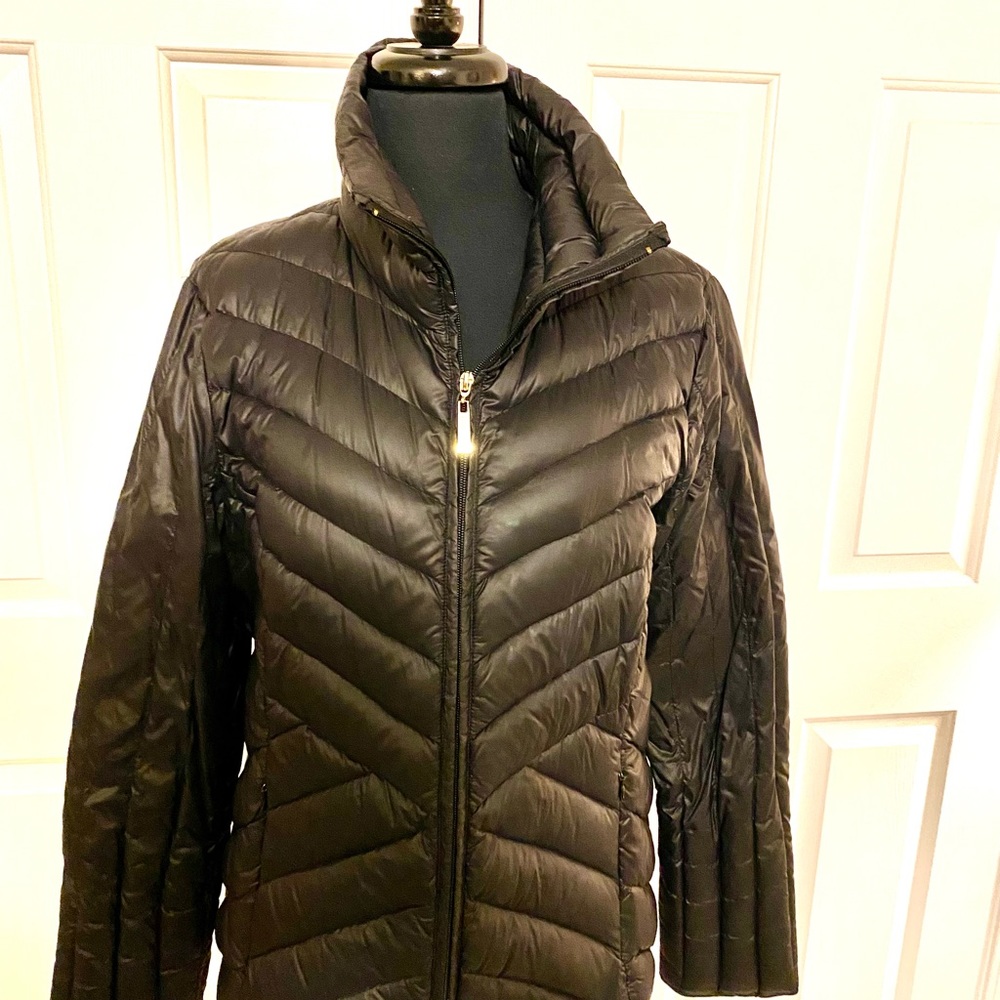 Ellen Tracy black puffer. Excellent condition travel/storage bag. Size: Large